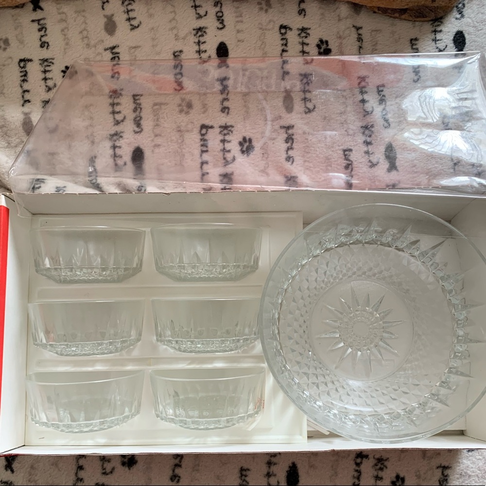 Vintage Arcoroc glass salade bowl with 6 smaller bowls Diamant pattern